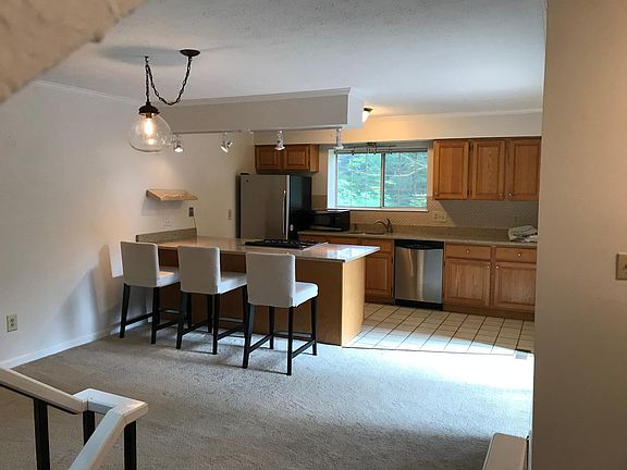 Kitchen with breakfast counter
