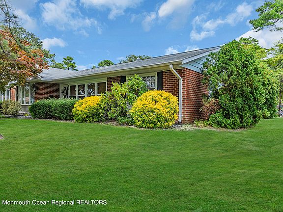 4th image of 905B Dumbarton Drive