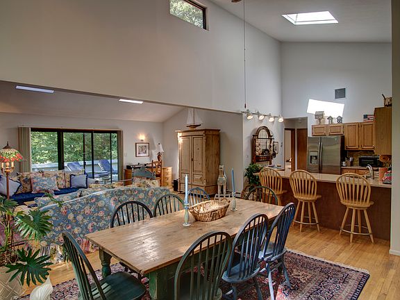 2nd image of 23 Longwoods Ln