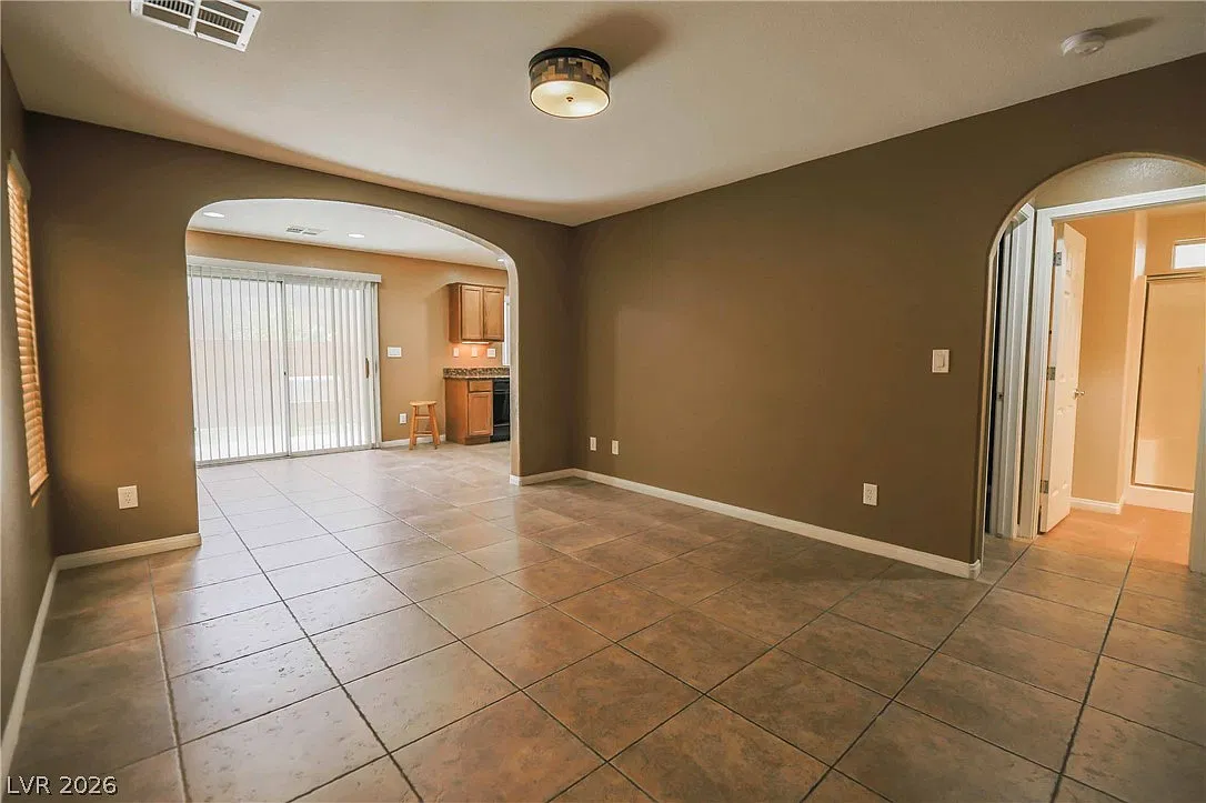 4 bed, 3.0 bath, 1686 sqft, $2,255 — Photo 3
