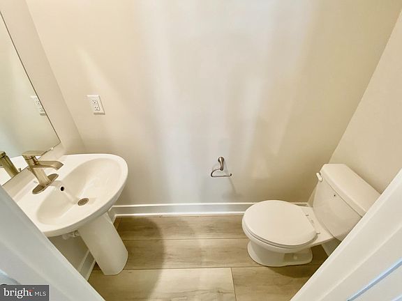 4th image of 29329 Oxford Dr