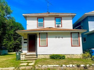 704 W 1st St, Waterloo, IA 50701
