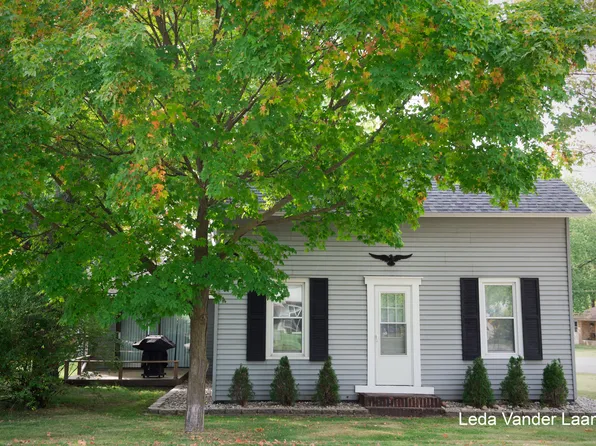 335 Maple St, Spring Lake, MI 49456