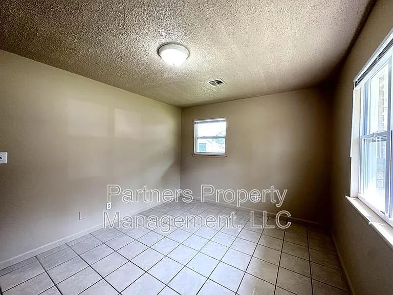 107 Pine Ave #8 — Photo 8