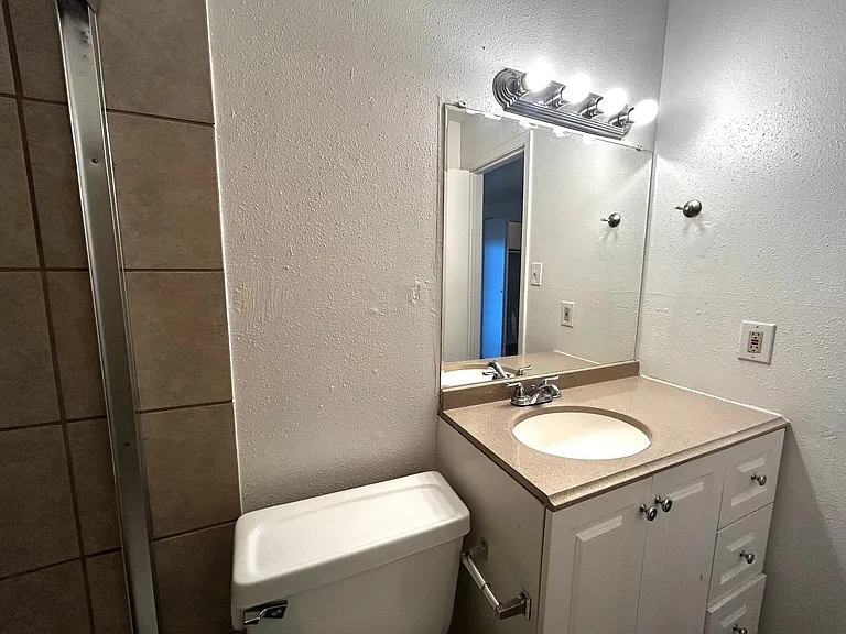 1010 W 23rd St #13 — Photo 18