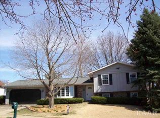 2202 Granada Dr, Pekin, IL