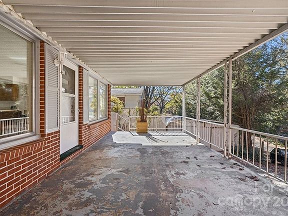 3rd image of 29 Sunset Dr