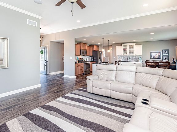 2 Living to Kitchen-Entry