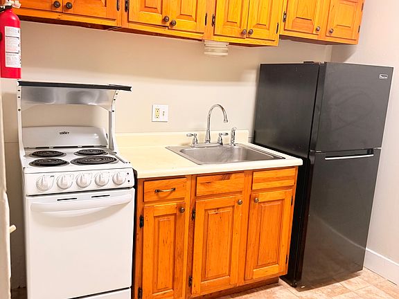 3rd image of 2046 Hartford Ave Unit 2