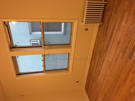 4th image of 2881 Randall Ave #1