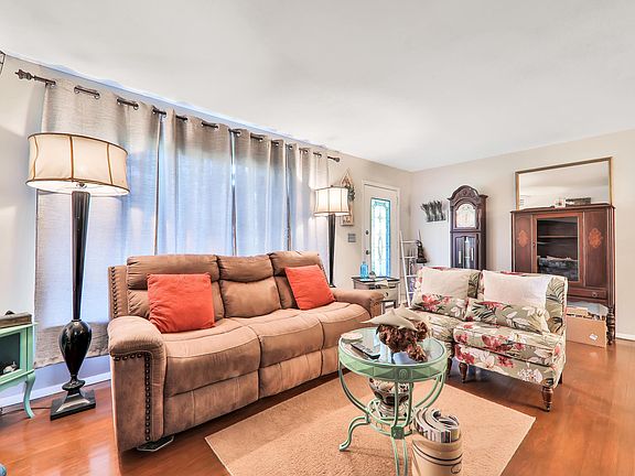5th image of 1921 Delaroche Dr E