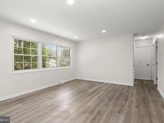 4th image of 313 Academy Ave