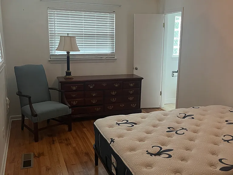 Master bedroom
Dresser, chair and Lamp stay