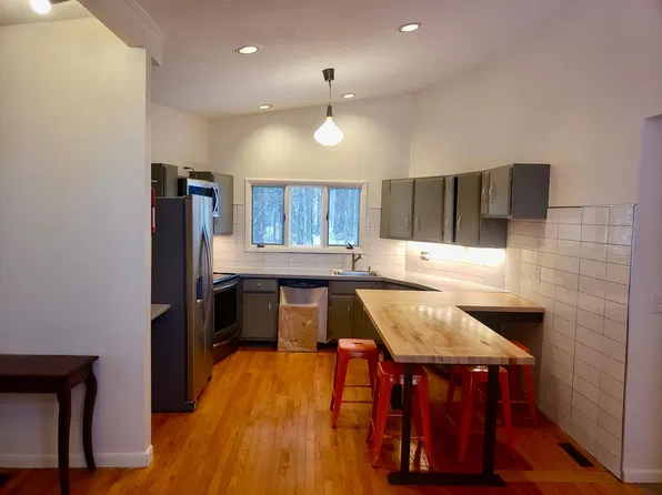 4 Moss Ln, Amherst, MA 01002