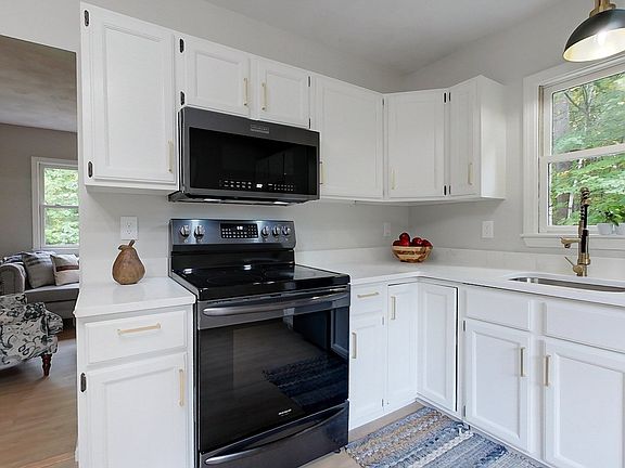 4th image of 70 Clement Rd