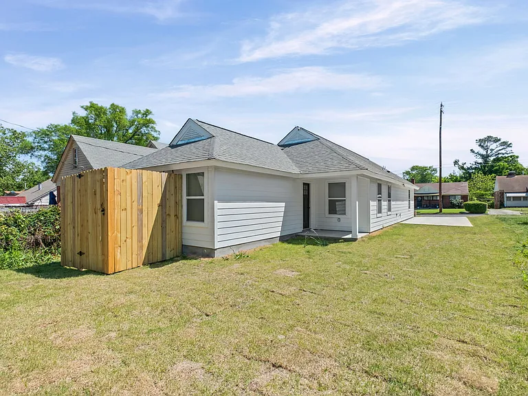 1061 N Avalon St — Photo 3