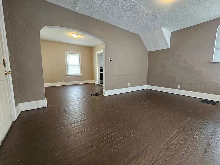 668 Roscoe Ave — Photo 11