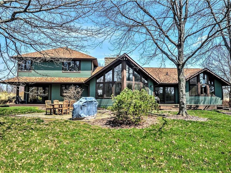 1st image of 17 Meadow Wood Dr