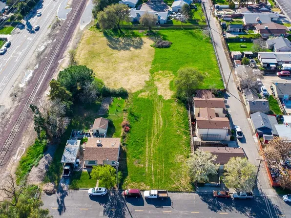 7th St, Riverbank, CA 95367