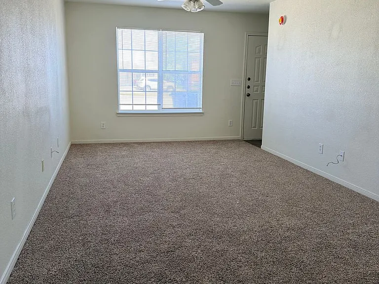 3204 Hereford Ln — Photo 2