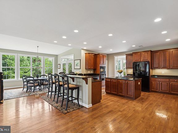 4th image of 104 Hermitage Blvd