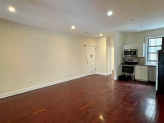 4th image of 929 Saint Nicholas Ave #4E