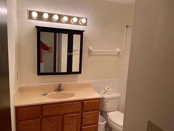 3rd image of 114 E Paradise Dr #121