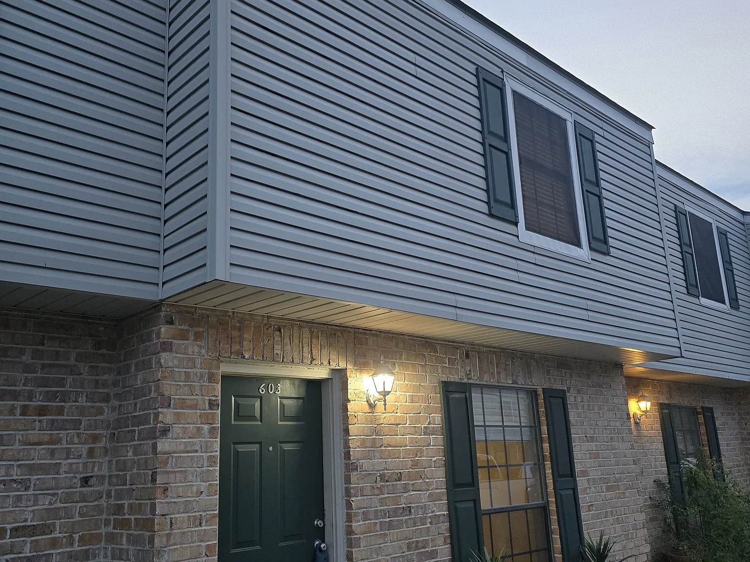 2 bed, 1050 sqft, $1,300 — Photo 1