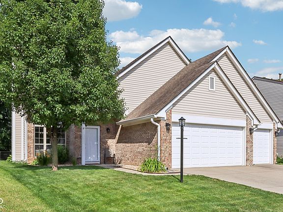 2nd image of 829 Pioneer Woods Dr