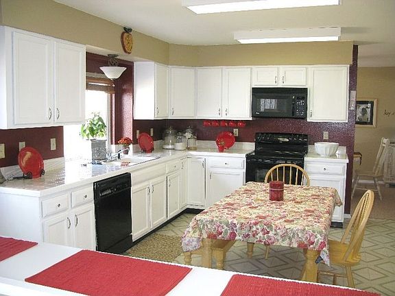 Sunny and bright eat-in kitchen 