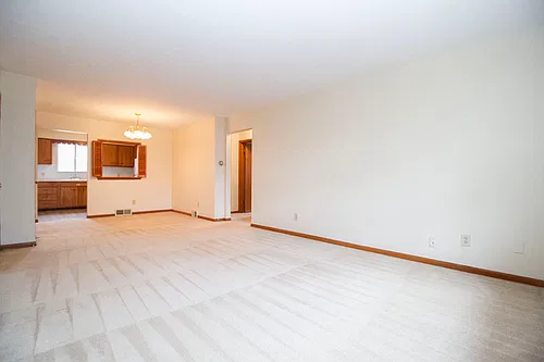 Extra Large 2BR Apartment! 950 SF! Big BR's, On Site Laundry, CA, Storage Locker and Garage w/ Re... — Photo 3