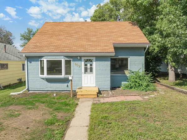 609 13th St NE, Minot, ND 58703