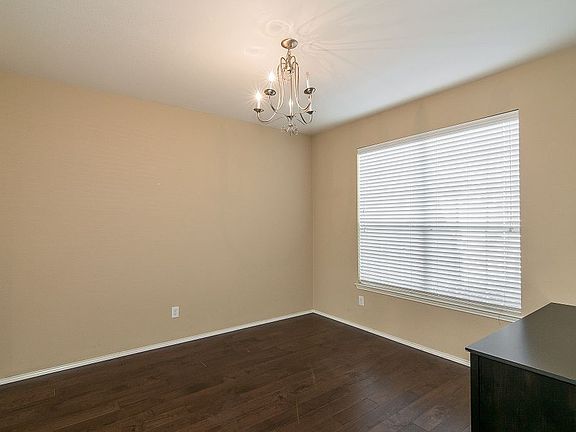 3rd image of 838 Crockett Dr