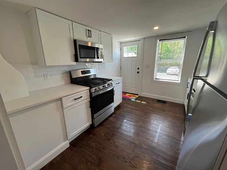 284 School St — Photo 2