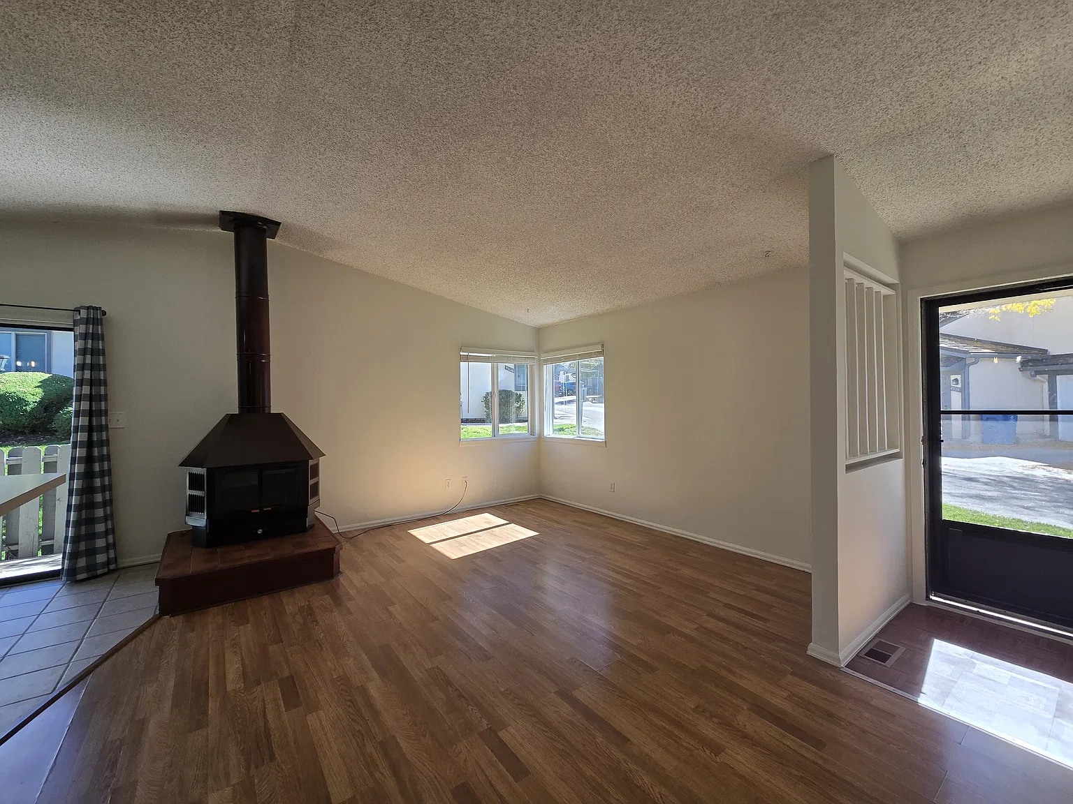 2 bed, 945 sqft, $1,600 — Photo 2
