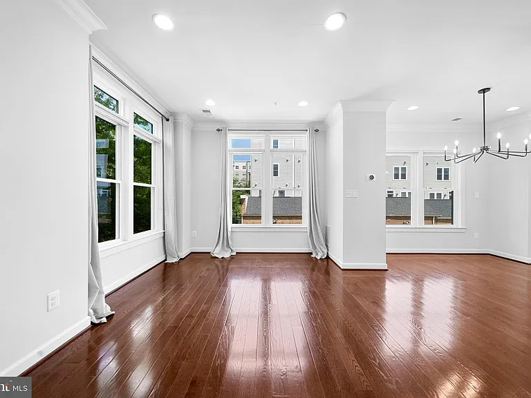 1121 S Lincoln St — Photo 22