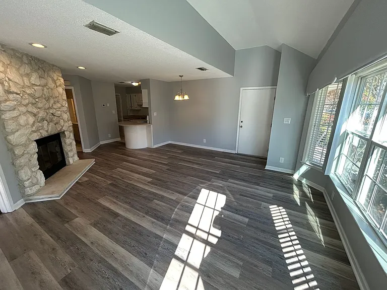 1205 Tiffany Ln #G — Photo 2