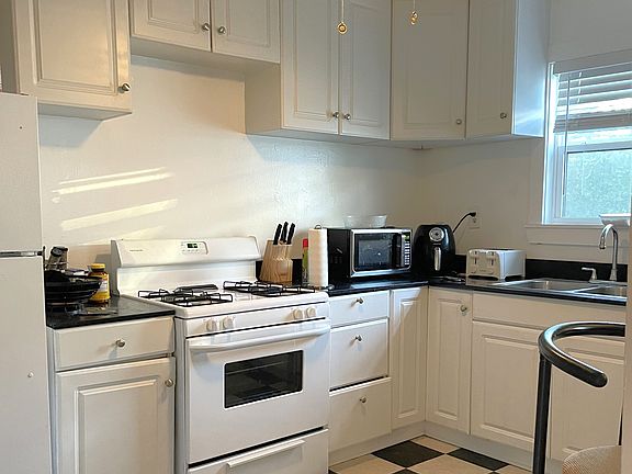 Tons of storage in kitchen