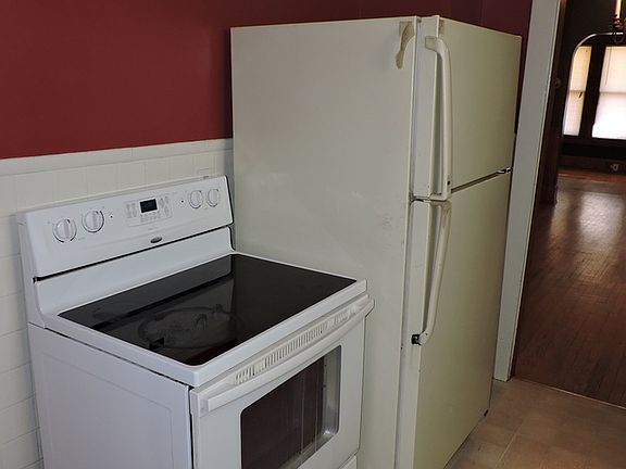 3rd image of 227 SW Elmwood Ave