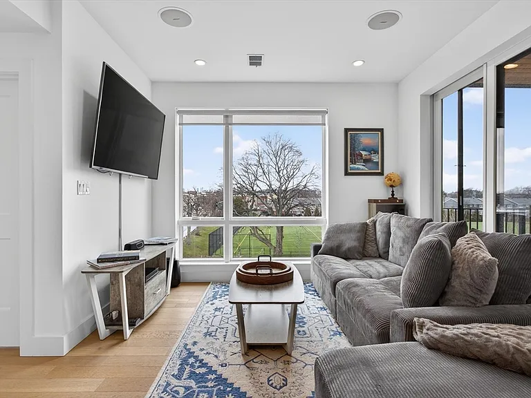 946 Saratoga St #303 — Photo 3