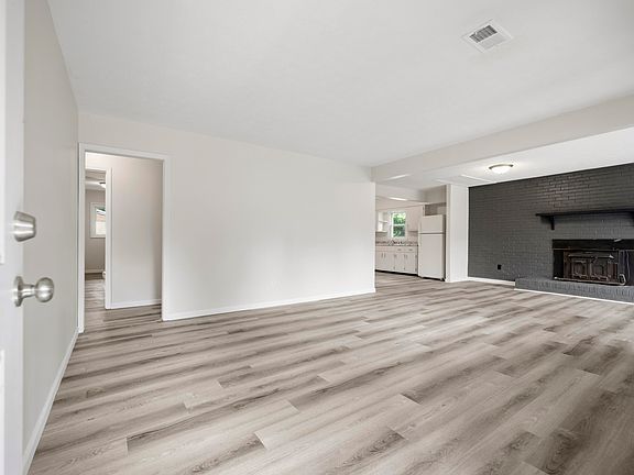 3rd image of 147 Mary St