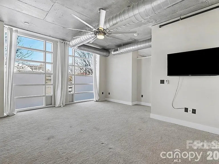 505 E 6th St #304 — Photo 15