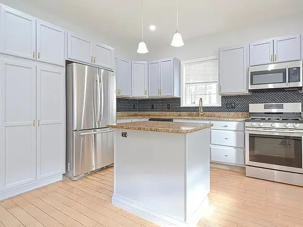 32 Palmer St #A, Salem, MA 01970