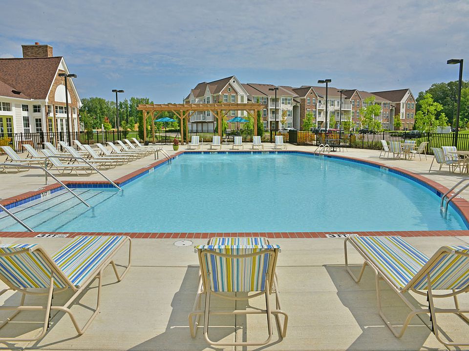 Swimming Pool with Sundeck