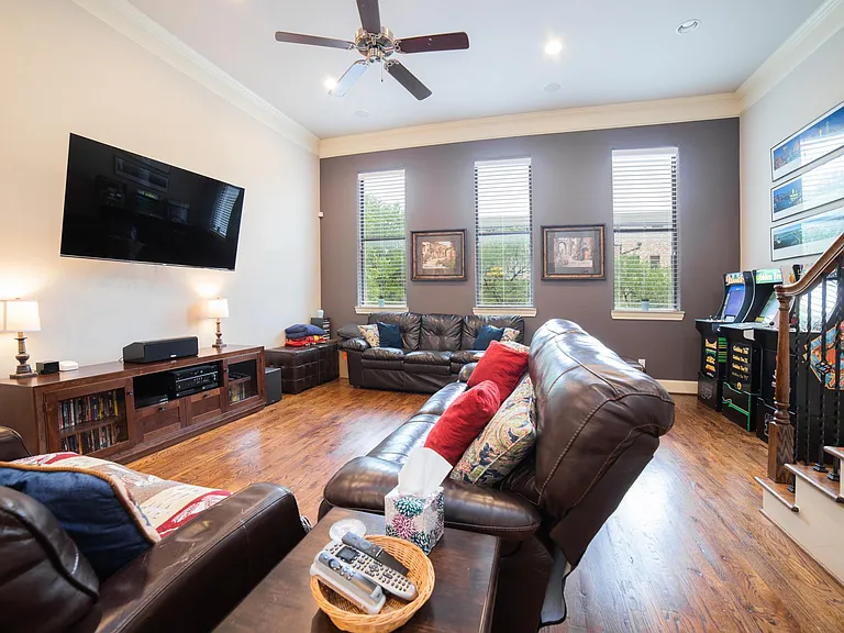 2127 Canton St — Photo 6