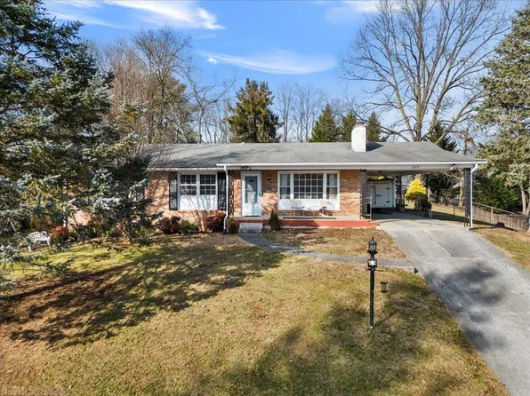 1203 Milton Ln, Radford, VA 24141