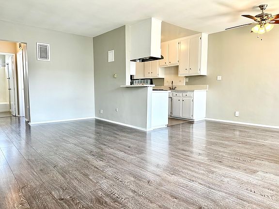 3rd image of 5050 Romaine St #19