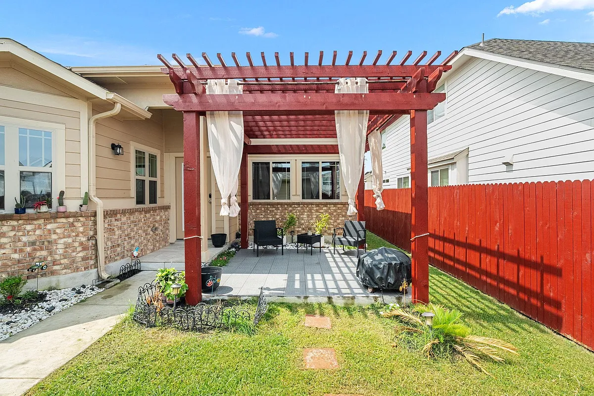 Building Photo - 5917 Principale Dr