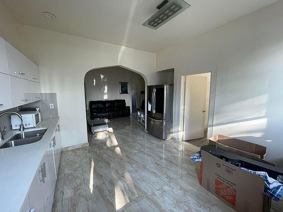 3rd image of 1186 Bay St Floor 2