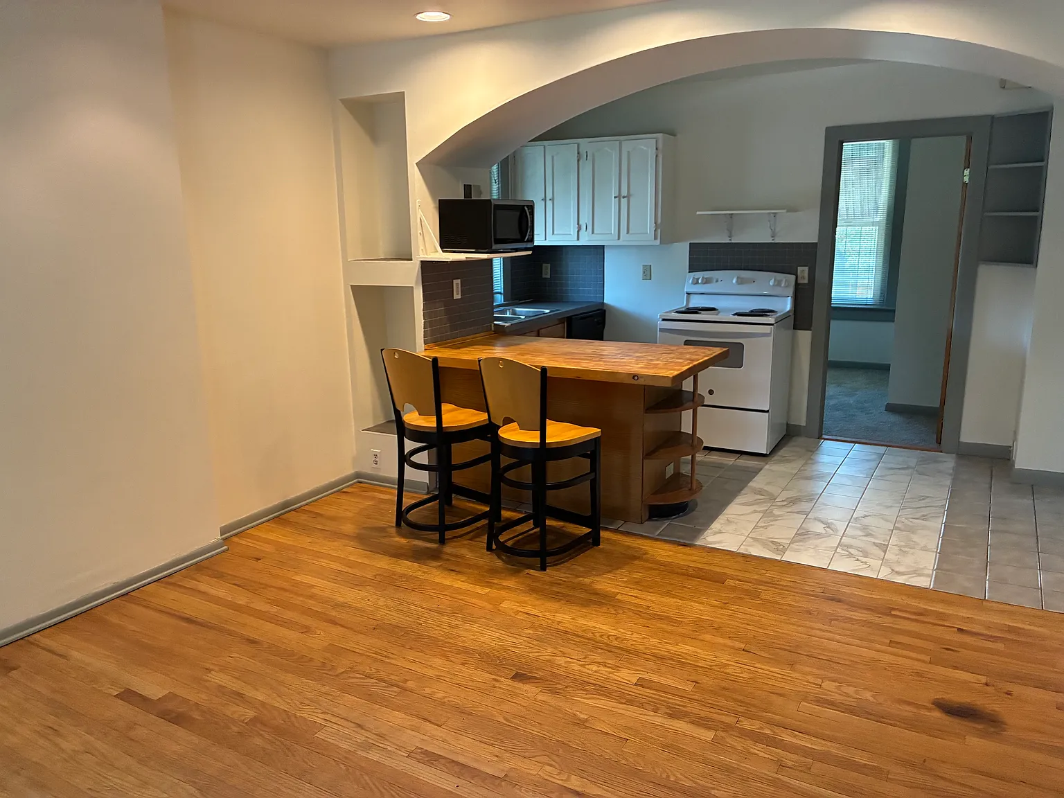 2 bed, 750 sqft, $2,100 — Photo 2